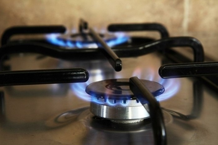 Екатеринбуржцев напугал сильный запах газа Жители дома на улице Армавирской 17 пожаловались на сильный запах газа В нескольких подъездах пахнет газом рассказал порталу E1 RU местный житель Выяснилось что аналогичная проблема наблюдается и в других домах Как минимум о запахе заявили на улицах Белореченской Гурзуфской Бебеля и Посадской Некоторые даже говорят что запах чувствуется по всему городу Запах вообще везде в аэропорт ехала по объездной от Дерябиной и до самого Кольцово заявила екатеринбурженка изданию uralweb ru