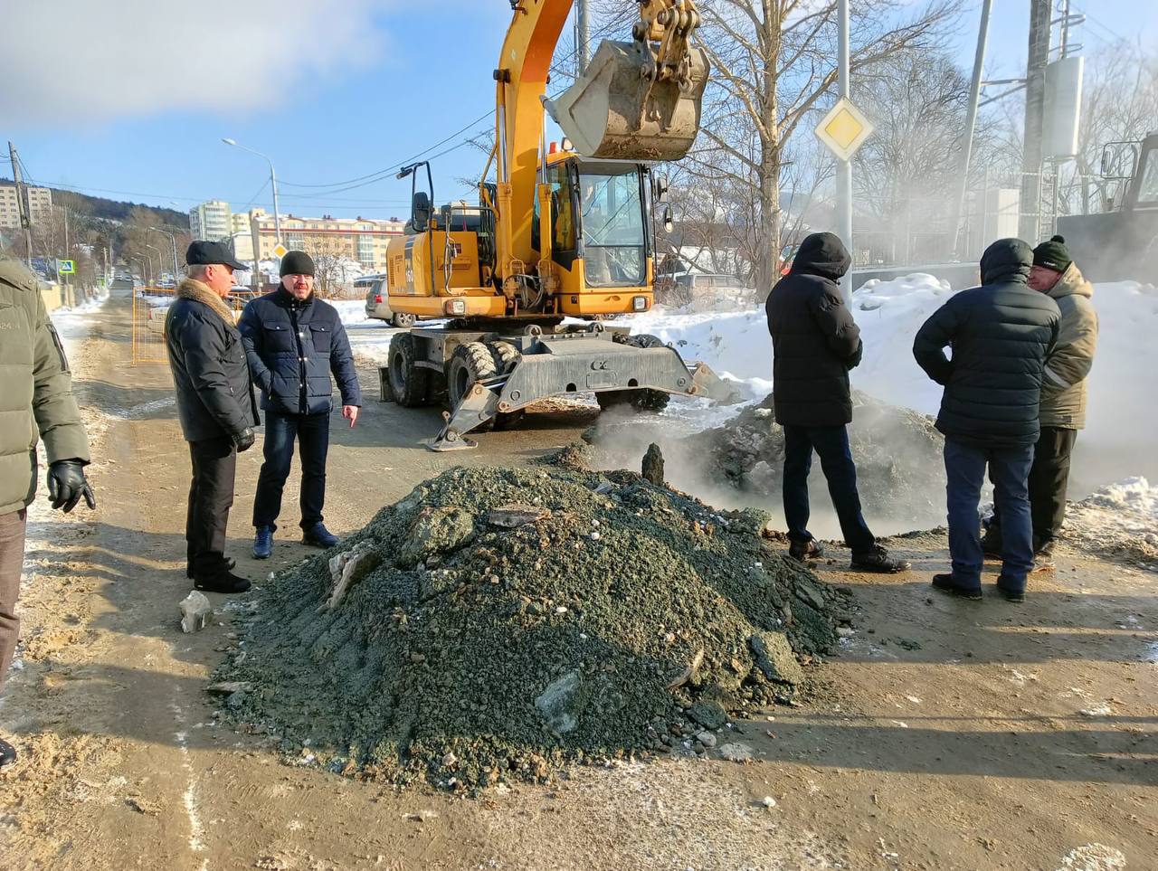 В Южно-Сахалинске массовое отключение отопления из-за аварии на сетях     Инцидент произошел на улице Горной, 52. Порядка 50 жилых домов остались без отопления и горячей воды. На место аварии приехал Сергей Надсадин. Мэр взял под личный контроль ход работы по восстановлению поврежденных сетей.    Для устранения порыва мобилизованы все аварийные бригады СКК и спасательного отряда Южно-Сахалинска,  — рассказал Сергей Надсадин     Автомобильное движение по участку улицы Горной на время аварийно-восстановительных работ перекрыто.     Фото:     SakhalinMedia   Прислать новость