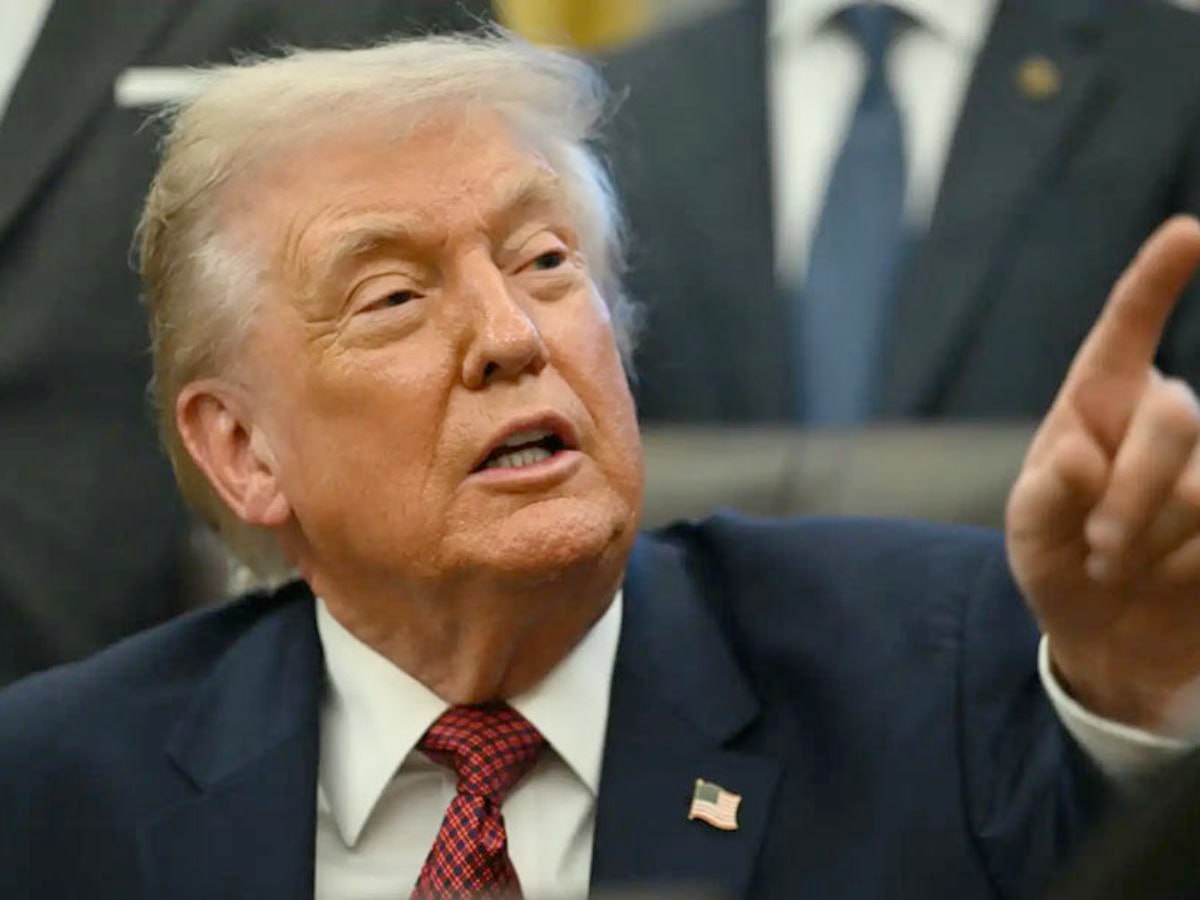 Великая глупость Трамп раскритиковал планы Великобритании по передаче Маврикию острова Диего Гарсия Шокирует тот факт что наш блестящий союзник по НАТО Великобритания в настоящее время планирует передать остров Диего Гарсия где расположена жизненно важная военная база США Маврикию и сделать это без какой либо причины Передача Великобританией чрезвычайно важной территории это акт великой глупости написал президент США в соцсетях Он подчеркнул что мировые державы такие как Россия и Китай заметили этот акт абсолютной слабости Трамп также связал возможную передачу острова с необходимостью усиления американского контроля над стратегически важными территориями вновь указав на важность приобретения Гренландии В октябре 2024 года Лондон и Порт Луи договорились о передаче суверенитета над архипелагом Чагос в Индийском океане Маврикию с сохранением британско американской базы на острове Диего Гарсия еще на 99 лет с возможностью продления на 40 лет В мае 2025 года подписание договора было временно заблокировано решением суда после иска уроженцев архипелага но запрет был снят Африканская инициатива Telegram ВК Max