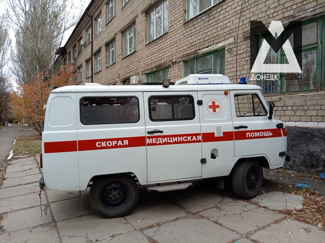 В Никитовском районе Горловки машина скорой помощи попала под обстрел со стороны ВСУ, сообщил мэр города Иван Приходько.  К счастью, медики не пострадали.   Подписаться   Написать в бот