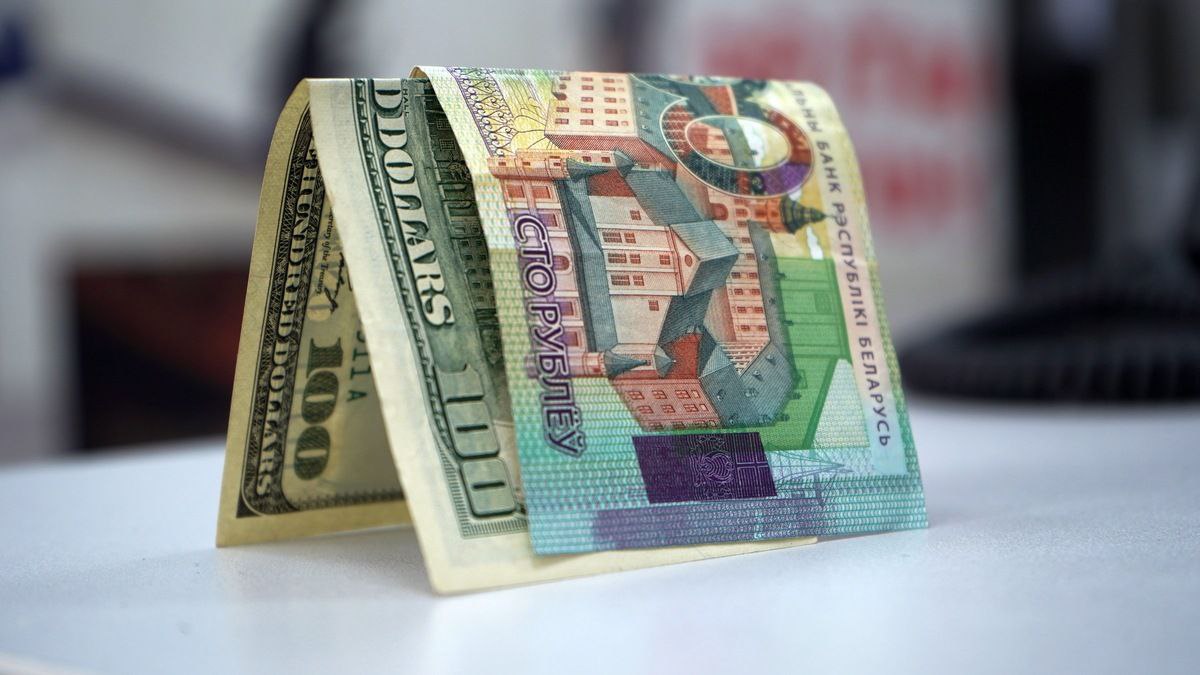 Будет ли доллар дешевле 3 рублей, а биткоин — дороже $100 тыс. Прогноз по валютам и крипте Что с курсами валют? По мнению эксперта, в ближайшую неделю курс белорусского рубля будет оставаться стабильным. При отсутствии внешних шоков наиболее вероятен текущий диапазон, то есть от 3,05 до 3,15 рубля за доллар. А что с крипторынком? На фоне продолжающегося давления на доллар биткоин может укрепиться выше $95 тыс. и протестировать ключевой уровень в $100 тыс. «Перспективы усиления этого тренда зависят напрямую от дальнейших шагов американских властей по отношению к торговым переговорам с Китаем», - поясняет эксперт.