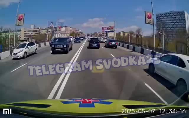 Водитель не пропустил скорую помощь с пациентом в тяжелом состоянии во Владивостоке