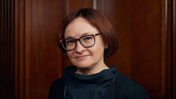 Эльвира Набиуллина председатель Центробанка РФ отмечает свой 62 й день рождения Журнал Forbes неоднократно включал её в список самых влиятельных женщин мира с 2014 по 2021 год Начиная с 2018 года она была единственной представительницей России в этом рейтинге Её позиции в разные годы варьировались например 71 е место в 2017 м 53 е в 2019 м и 60 е в 2021 году grechne