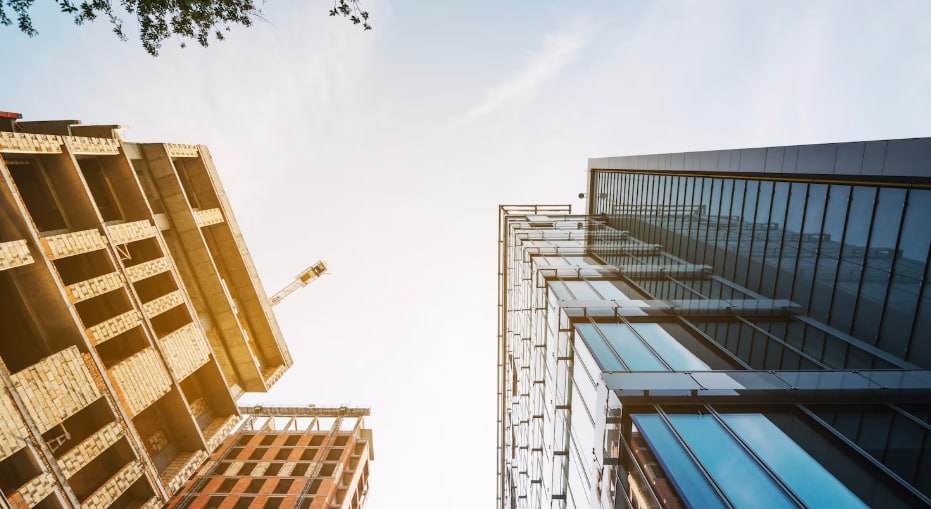 Разрыв цен между новостройками и вторичным жильем достиг 84 Средняя стоимость квадратного метра в новых проектах приблизилась к 300 тысячам рублей тогда как на вторичном рынке цена составила 163 тысчи рублей В среднем по стране разрыв достиг 61 его рост связан с продолжающимся удорожанием первичного жилья В октябре 2025 года 76 всех ипотечных выдач пришлось на программы господдержки