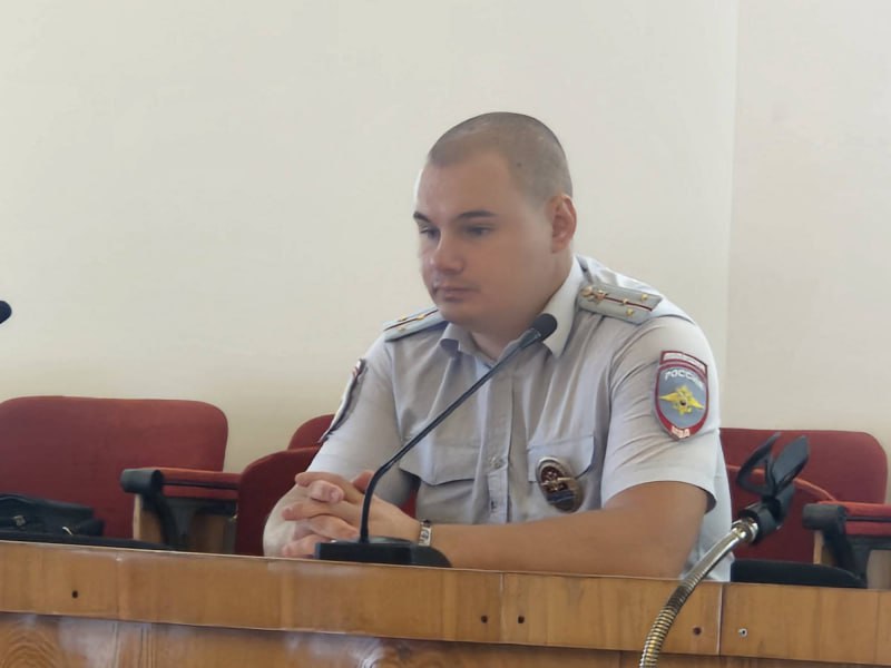 В Шахтах полицейские побеседовали с родственниками участников специальной военной операции на тему профилактики кибермошенничества Полицейские выделили несколько наиболее распространенных видов мошенничества: Фишинг - мошенники отправляют электронные письма или сообщения, выдавая себя за банки или другие организации, а также государственных служащих, чтобы получить доступ к личным данным. Никогда не переходите по ссылкам из подозрительных сообщений. Фальшивые звонки - преступники звонят жертвам, представляясь сотрудниками Федеральной налоговой службы, Росфинмониторинга или работниками банка. Они утверждают, что граждане обязаны задекларировать свои наличные средства. Злоумышленники убеждают жертв передать деньги для регистрации они направляют курьера, который забирает денежные средства, обещая вернуть после регистрации. ⁉ Если вам позвонили неизвестные, кем бы они ни представлялись и какие бы предлоги ни использовали, всегда проверяйте эту информацию. Не принимайте поспешных решений. Прервите разговор и посоветуйтесь с друзьями или родственниками. Легкий заработок «ивестиции» В сети Интернет или приложении телефона гражданам предлагают дополнительный заработок или инвестирование денежных средств в финансово-выгодные проекты. Как правило, обещают высокий доход при минимальных затратах. Однако мошенники убеждают людей, показывая вымышленные графики прибыли, перевести как можно больше денег для выгодного инвестирования. Помните, что инвестировать нужно только с использованием мобильных банковских приложений. Не использовать для этой цели внешние сайты или малоизвестные сервисы. Не переводите деньги напрямую незнакомым людям. Сотрудники органов внутренних дел отметили, что в ходе общения с гражданами преступники используют угрозы конфискацией, штрафами и уголовным преследованием, чтобы запугать жертв и вынудить их действовать поспешно. Уважаемые граждане, если вы стали жертвой преступления, постарайтесь запомнить обстоятельства произошедшего и незамедлительно сообщите о происшествии в ближайший отдел полиции. #gumvdro #мвд #мвд61 #МВДРоссии #полиция #ростов #ростовскаяобласть #СтопМошенники #СтопМошенник #Мошенники #ТвояБезопасность #Кибербезопасноть #нетмошенникам