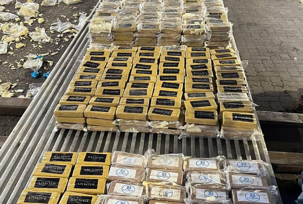 В Россию пытались ввезти 820 кг кокаина в контейнерах с бананами, сообщили в ФТС. По данным ведомства, это крупнейшая в 2025 году партия латиноамериканских наркотиков. Их стоимость на российском черном рынке составляет более 12 млрд руб. Возбуждено уголовное дело о контрабанде наркотических средств в особо крупном размере. ФТС Подписывайтесь на «Ъ» Оставляйте «бусты»