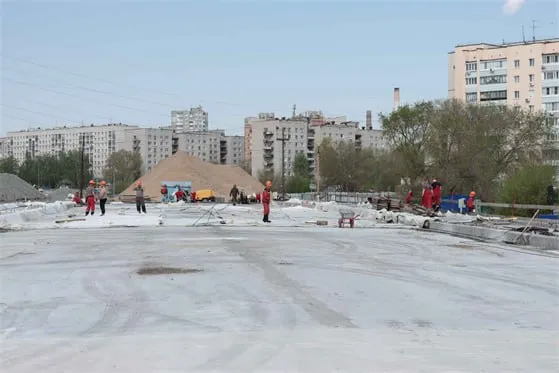 Два моста через Свиягу соединит новая дорога 12 мая на заседании штаба по комплексному развитию региона губернатор Ульяновской области Алексей Русских сообщил что по его поручению в бюджете заложены средства на проектирование объекта дорожной сети В настоящее время движение на этом участке осуществляется по временной схеме Ранее глава региона ознакомился с ходом работ по возведению мостового перехода через реку Свиягу в своре улиц Шевченко Смычки Строительство ведется по нацпроекту Инфраструктура для жизни Работы возобновлены в полном объеме Утвердили дальнейший план Предстоит провести гидроизоляцию полотна уложить асфальтобетонное покрытие на проезжей части и тротуарах установить барьерное и перильное ограждение смонтировать электроосвещение и очистные провести вынос инженерных сетей и обустроить подъездные пути Необходимо дальнейшее благоустройство прилегающей территории Также важно обеспечить бесперебойную поставку строительных материалов на площадку Прошу докладывать мне о ходе работ в еженедельном режиме подчеркнул Алексей Русских Строительная готовность моста составляет 75 В настоящее время там завершено армирование мостового полотна на шестом и седьмом захватках бетонирование полотна на пятом и седьмом захватках Мост планируется сдать в этом году Всего в этом году по нацпроекту в областном центре запланировано отремонтировать семь участков автомобильных дорог протяженностью порядка семи километров В настоящее время работы ведутся на трех объектах
