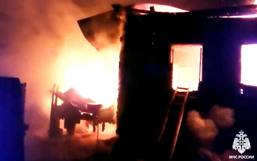 Пожар унес жизнь Поздней ночью 8 июля в селе Кама Камбарского района Удмуртии произошел крупный пожар, в результате которого погиб человек. Огонь уничтожил одноэтажный деревянный дом и надворные постройки. Из-за плотной застройки пострадало и соседнее здание – у него повреждены стены и кровля. Во время тушения на веранде сгоревшего дома пожарные обнаружили труп 50-летнего хозяина жилья. Фото: МЧС по Удмуртии #Ижевск #Удмуртия