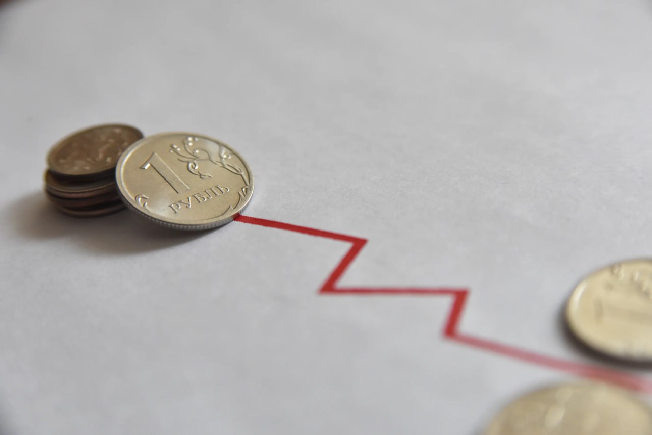ЦБ годовая инфляция в июле замедлилась в большинстве регионов страны в 74 несмотря на индексацию коммунальных тарифов По сравнению с июнем в большинстве субъектов снизились цены на продукты В частности продолжили дешеветь овощи и фрукты яйца и сахар Цены на непродовольственные товары во многих регионах перешли от снижения к умеренному росту В то же время по прежнему дешевели легковые автомобили электротовары инструменты и оборудование Спрос на них был низким Кроме того сказывалось укрепление рубля происходившее в предыдущие месяцы Рост цен на услуги был значительным прежде всего из за повышения тарифов на коммунальные услуги При этом подешевели услуги санаториев пассажирского транспорта и приостановился рост цен на зарубежные поездки jkinvest news jkinvest
