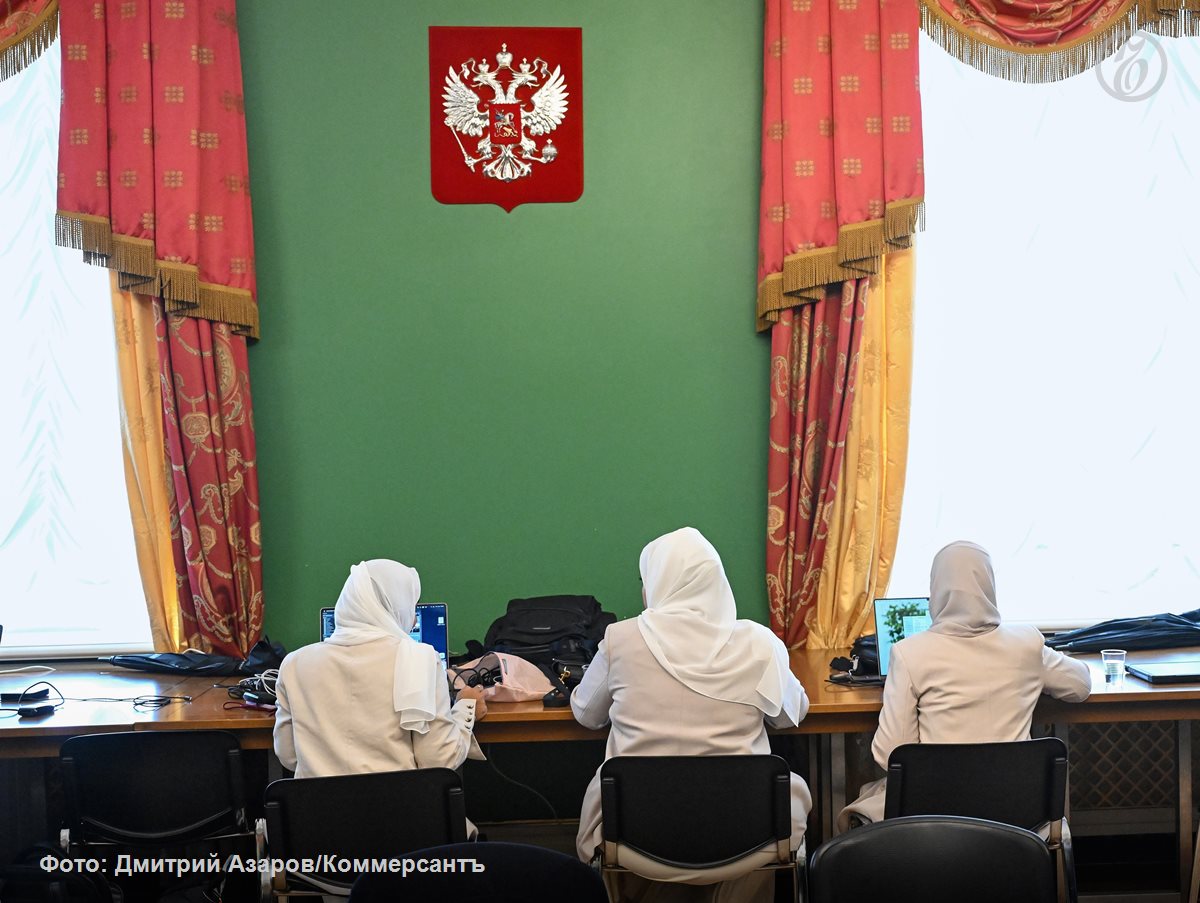 Для выполнения договоренностей РФ и ОАЭ о взаимной либерализации условий доступа на свои рынки услуг Минэкономики подготовило проект закона о ратификации соответствующего соглашения между странами Документ дополнительно открывает для российского бизнеса 64 сектора весьма закрытого рынка услуг ОАЭ Эмиратским компаниям станут доступны 12 секторов рынка услуг РФ В соглашении также прописываются обязательства не вводить ограничения в отношении переводов и платежей по операциям связанным с торговлей услугами между странами Ожидается что это кратно повысит объемы экспорта услуг и взаимных инвестиций Подписывайтесь на Ъ Оставляйте бусты