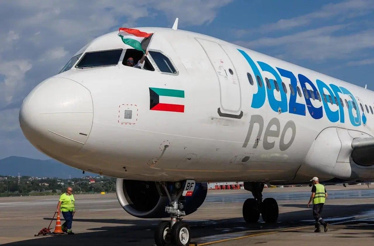 Jazeera Airways подтвердила возможный запуск прямых рейсов между Эль Кувейтом и Петербургом пишет АТОР У нас есть планы открыть рейсы в Пулково уже скоро передаёт АТОР слова главы авиакомпании Баратан Пасупати В пресс службе Пулково тоже подтвердили факт переговоров О сроках запуска и о частоте полётов пока ничего не известно Сейчас Jazeera выполняет рейсы из Эль Кувейта в Москву четыре раза в неделю а летом этого года запустила прямые рейсы в Сочи с 7 июля по сентябрь дважды в неделю Пасупати анонсировал также возобновление программы в Сочи с 15 декабря с большей частотой Ранее сообщалось что Кувейт может уже в этом году ввести электронные визы для россиян пока её можно оформить только с приглашением от местной компании Для граждан Кувейта Россия безвизовый режим уже ввела В сезон авиакомпания выполняет стыковочные рейсы из Москвы в Черногорию и на Кипр с пересадкой в Эль Кувейте в том числе в составе туров в таком случае россиянам доступен безвизовый транзит ranarod