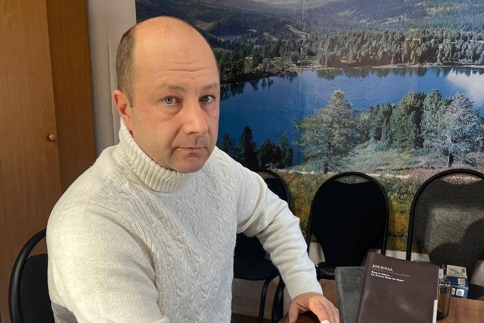 В Железногорске задержали первого заместителя главы города Романа Вычужанина за превышение должностных полномочий Как сообщили в прокуратуре и Следственном комитете сейчас решается вопрос об избрании ему меры пресечения По версии правоохранительных органов в октябре 2024 года по инициативе и под руководством первого замглавы города по жилищно коммунальному хозяйству мэрия заключила контракт на ликвидацию несанкционированных свалок с Красноярской промышленной компанией у которой не было лицензии на работу с отходами I IV классов опасности Контролем за исполнением занималась подчиненная чиновника главный специалист администрации Она знала что директор фирмы не исполняет контракт стоимостью 5 7 миллиона рублей Компания вывезла мусор не на специализированный полигон а в другое место При этом подчиненная подписала документы на оплату после чего из бюджета директору подрядной организации перечислили 3 8 миллиона прокуратура Подписаться на kpkrsk