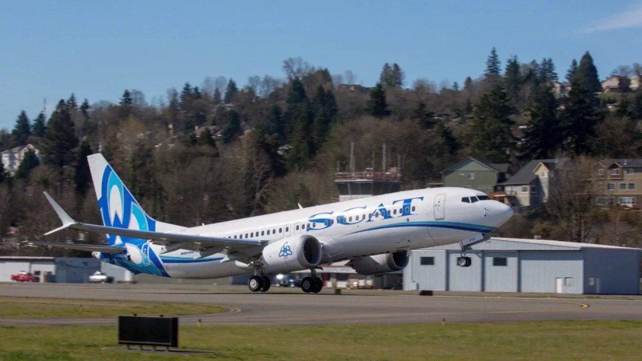 Пассажирке на борту самолёта SCAT стало плохо она погибла На рейсе авиакомпании SCAT Актобе Алматы одна пассажирка внезапно почувствовала себя плохо Ей на помощь пришли бортпроводники а также врач кардиолог который был на борту Девушку пытались реанимировать Пилот решил вернуться в аэропорт вылета Он сумел сделать это в кратчайшие сроки После приземления пассажирку передали бригаде скорой помощи которая продолжила реанимировать девушку Но позднее медики констатировали смерть говорится в сообщении авиакомпании SCAT Фото SCAT t me orda kz