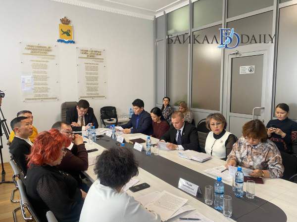 В горсовете Улан Удэ рассмотрели муниципальную программу развития культуры на 2026 2030 годы Члены комитета горсовета по социальной политике одобрили проект с условием дальнейших корректировок в программе Также депутаты дали представителям комитета по культуре мэрии ряд наставлений Так Чингис Болотов порекомендовал муниципальным учреждениям активнее участвовать в конкурсах на субсидии и гранты Регион почему то интеллектуально не способен взять и вытащить оттуда ресурсы Для сравнения Иркутская область выигрывает до 50 проектов а каждый проект по 1 5 млн рублей и больше В итоге на одну сферу они привлекают от 150 млн рублей А в нашей республике если мы выигрываем три пять проектов то мы рады и счастливы Давайте закладывать средства и привлекать нужных специалистов обратился Болотов
