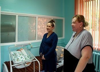 Размер материнского капитала при рождении первого ребенка в России составит 737 205 рублей в 2026 году Об этом рассказала РИА Новости первый зампред комитета Госдумы по защите семьи вопросам отцовства материнства и детства Татьяна Буцкая В 2025 году на первого ребенка можно получить выплату в размере 690 266 рублей если он родился или был усыновлен после 1 января 2020 года Согласно проекту бюджета Социального фонда РФ Прим ред при рождении первого ребенка материнский капитал составит 737 205 рублей в 2026 году сказала Татьяна Буцкая  Размер маткапитала на первого ребенка в 2027 году может составить 766 693 3 рубля а в 2028 году 797 361 03 рубля Суммы названы в проекте федерального бюджета Социального фонда России на 2026 год и на плановый период 2027 и 2028 годов Госдума 22 октября приняла в первом чтении законопроект о федеральном бюджете РФ на 2026 год и на плановый период 2027 и 2028 годов Также был принят в первом чтении проект бюджета Соцфонда РФ на 2026 год и на плановый период 2027 и 2028 годов Документы были внесены правительством РФ Второе чтение запланировано на 18 ноября