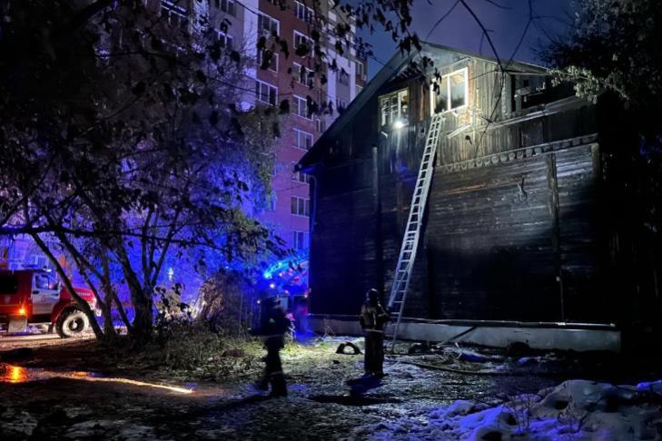 Уголовное дело возбуждено после пожара с четырьмя жертвами в Новосибирске В Новосибирске возбуждено уголовное дело по факту гибели четырех человек при ночном пожаре в Ленинском районе Следователи выясняют все обстоятельства трагедии охватившей деревянный многоквартирный дом Подробнее ПРОИСШЕСТВИЯ Подписаться на наш канал в MAX Прислать свою новость в редакцию