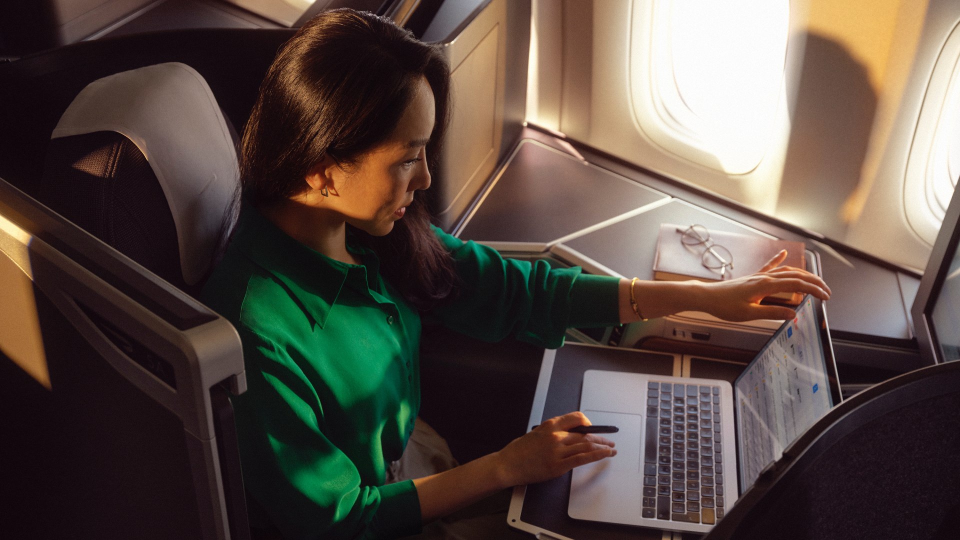 Пассажиры British Airways будут летать с бесплатным Wi Fi от Starlink Британская авиакомпания объявила о партнёрстве с провайдером спутникового интернета Starlink Согласно ему все ближне и дальнемагистральные рейсы будут обеспечены доступом к интернету со скоростью до 350 Мбит с Сейчас пассажиры British Airways могут воспользоваться Wi Fi только летя первым классом Для всех остальных доступ в интернет может достигать 22 фунтов 2400 рублей Кроме того не все самолёты авиакомпании имеют на борту роутеры а на саму связь поступают частые жалобы из за нестабильной скорости Внедрение технологии начнётся в следующем году Ранее со Starlink начали сотрудничество два других европейских перевозчика Air France и Virgin Atlantic Первый запустил рейсы со спутниковым Wi Fi в сентябре а второй активно готовится к старту программы в третьем квартале 2026 года Автор Матвей Филькин