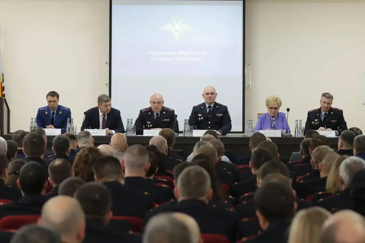 На должность начальника УМВД по Краснодару назначили Андрея Платонова С ноября 2019 года он занимал должность руководителя ОМВД в Анапе Платонов родился в 1981 году окончил Кубанский государственный аграрный университет В органах служит с 2004 года начинал оперуполномоченным в УВД Центрального округа Краснодара затем занимал руководящие должности в подразделениях уголовного розыска в Геленджике krdru MAX VK