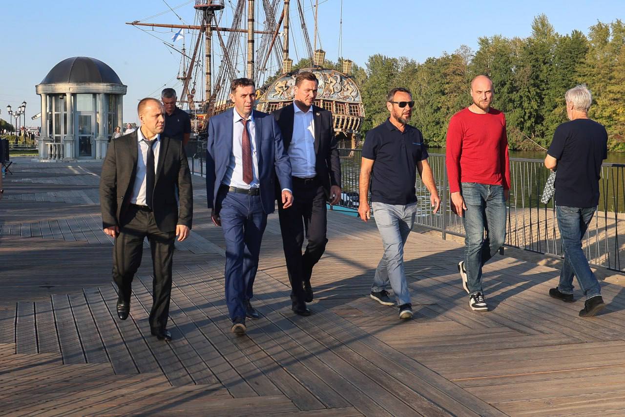 Петровская набережная может стать площадкой для проведения одного из этапов чемпионата России по пляжному волейболу 2026 Он планируется в Воронеже в конце августа в будущем году Календарь соревнований такого высокого уровня планируется заранее поэтому по поручению Губернатора Александра Гусева с представителем всероссийской федерации волейбола Романом Пристовакиным заместителем председателя Правительства Воронежской области недавно возглавившим региональную федерацию волейбола Константином Кузнецовым и министром спорта Павлом Чибисовым посмотрели территорию для проведения соревнований Корты и полторы тысячи зрительских мест организаторы планируют смонтировать на Адмиралтейской площади а также стилизовать в тематике петровской эпохи Также поручу коллегам совместно с министерством спорта оценить соответствие стандартам федерации построенных площадок для профессиональных тренировок и проведения там соревнований Нам важно чтобы Петровская набережная была востребована у жителей и гостей города И по традиции уже несколько фото к рубрике о красоте нашего города люблюВоронеж Телеграм Вконтакте Одноклассники