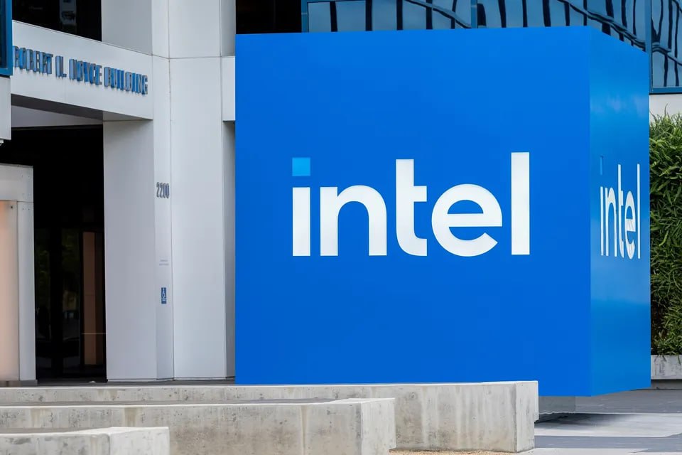 Трамп готов в пятницу обнародовать сделку с Intel по приобретению акций Министр торговли Говард Лютник дал понять что Трамп хочет видеть больше прямых выгод для США от финансирования ключевых компаний заявив в интервью CNBC ранее на этой неделе что цель состоит в том чтобы получить хорошую отдачу для американских налогоплательщиков а не просто раздавать гранты jkinvest news jkinvest