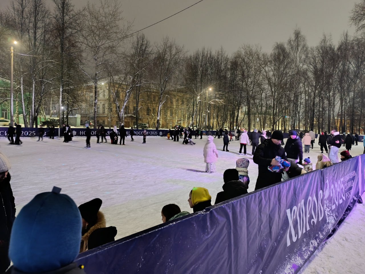 Каток в Гагаринском парке используют для съемок фильма  8 февраля с 14 до 19 часов на общегородском катке в Гагаринском парке будут проходить съемки фильма "Холодное сердце" - об этом сообщило теруправление Первомайского района.  В это время кировчанам не удастся покататься на коньках.