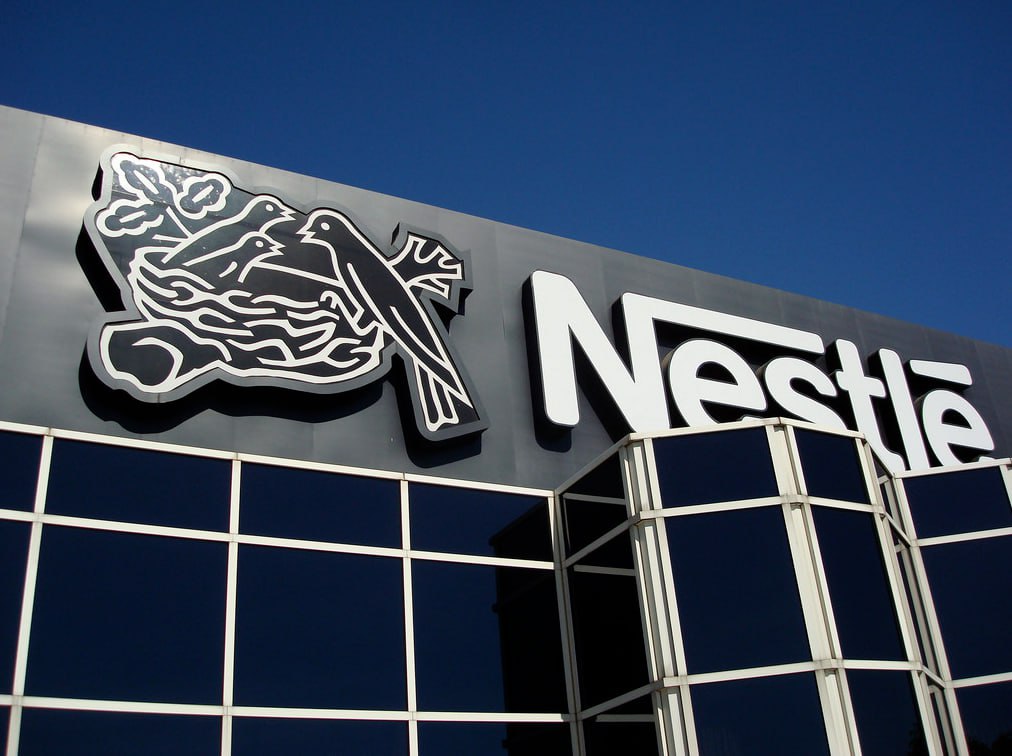 Nestle возглавила рейтинг самых дорогих пищевых брендов Nestle в 2025 году в десятый раз подряд возглавила рейтинг самых дорогих брендов продуктов питания в мире. Стоимость бренда — 19,9 млрд долларов в 2024-м — 20,7 млрд . В топ-5 вошли Lay’s 12,7 млрд , Yili 11,2 млрд , Tyson 9,9 млрд и Danone 8,2 млрд . В списке безалкогольных напитков лидируют Coca-Cola 46,3 млрд и Pepsi 22,5 млрд . Больше всего самых дорогих брендов из США 39,3% , Китая 14,2% и Швейцарии 11,3% . #зарубежныйопыт