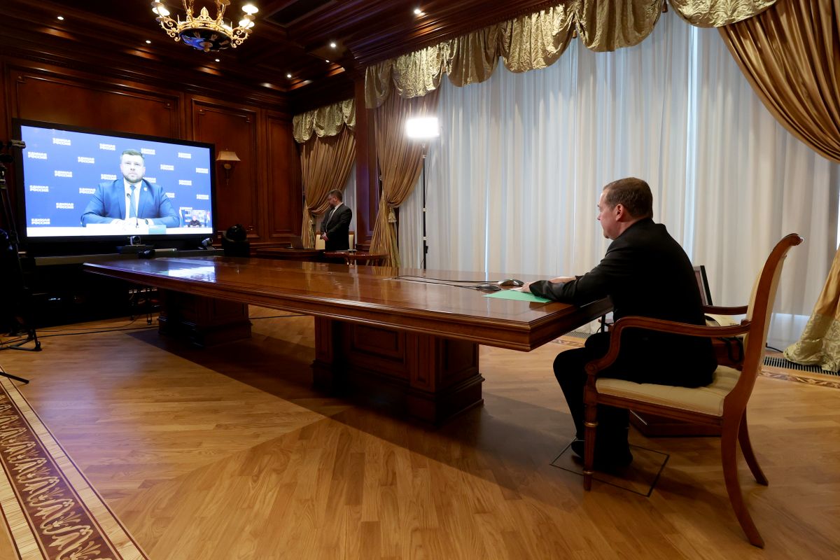 Дмитрий Медведев поддержал кандидатуру врио зампреда правительства Курской области на должность секретаря реготделения «Единой России» Кандидатуру Евгения Лобова на эту должность предложил врио губернатора Александр Хинштейн. Председатель партии поручил Евгению Лобову на новой должности продолжить активную работу с жителями региона. - Я хотел бы, чтобы вы уделяли максимальное внимание первичным партийным организациям. Чтобы первички выполняли свою основную задачу - получали информацию непосредственно от наших граждан, наших избирателей, прорабатывали её и вместе с административными структурами делали всё, чтобы организовать взаимодействие и помощь по самым широким спектрам вопросов, - указал Дмитрий Медведев. В свою очередь, Евгений Лобов подчеркнул, что максимально включится в работу по линии партии: - Жизнь нашего субъекта и страны в целом разделилась на до и после 6 августа 2024 года, определила нам новые вызовы. «Единая Россия» развернула 7 августа гуманитарный центр, принимали грузы более чем из 60 субъектов страны. 400 ребят начали работу в госпиталях. У нас выстроено взаимодействие с Центральным исполкомом «Единой России» и с ЦБСТ. Регион хорошо знаю, знаю людей и с решением поставленных задач мы максимально командой справимся. фото Екатерины Штукиной с сайта «Единой России» Сейм Курская область