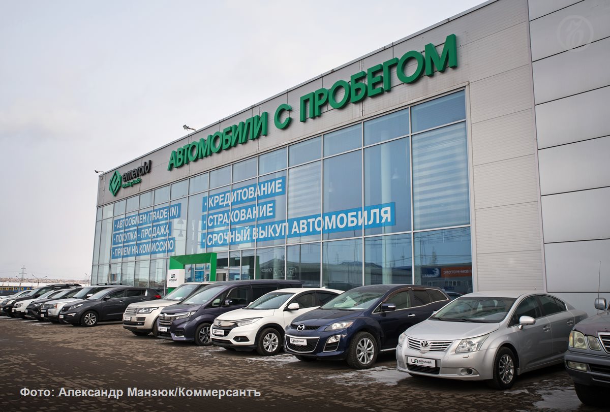 Цены на новые и подержанные автомобили в октябре установили исторические рекорды в условиях ажиотажа на рынке вызванного ожиданием повышения утилизационного сбора По подсчетам Автостата средневзвешенная цена нового легкового автомобиля в России по итогам октября выросла относительно сентября на 2 2 до 3 43 млн руб Год к году ценники увеличились на 8 Средневзвешенные цены на легковые автомобили с пробегом по предварительным данным в октябре также установили рекорд достигнув 1 23 млн руб Это на 2 5 больше чем месяцем ранее и на 3 выше уровня октября прошлого года Спрос разогнали сокращение скидок дефицит на некоторые модели увеличение доли продаж дорогостоящих машин До конца года автомобили могут постепенно подорожать еще на 3 4 ожидают дилеры Подписывайтесь на Ъ Оставляйте бусты