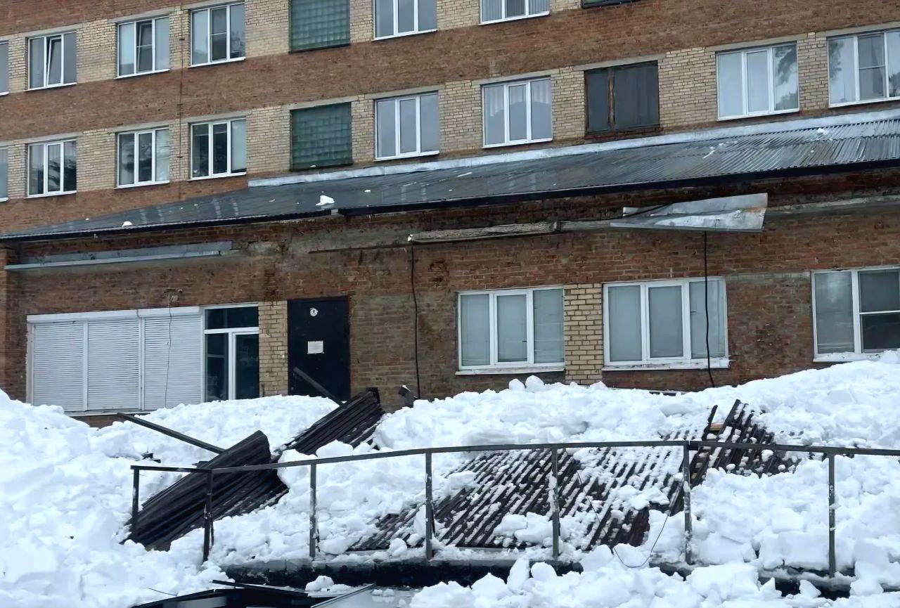 Мужчина погиб при обрушении козырька здания больницы в городе Котовске рассказали в СУ СК России по Тамбовской области В ведомстве заявили что возбуждено уголовное дело по о халатности   Telegram MAX Читать эксклюзив