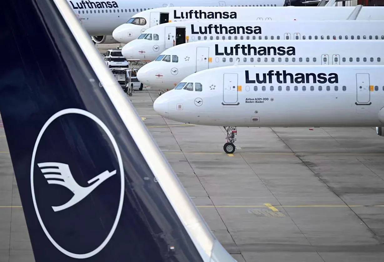 Вслед за другими авиакомпаниями Lufthansa отменила 20 000 рейсов из за роста цен на топливо Компания заявила об отмене или сокращении количества рейсов на нерентабельных маршрутах Пока решение действует до конца октября