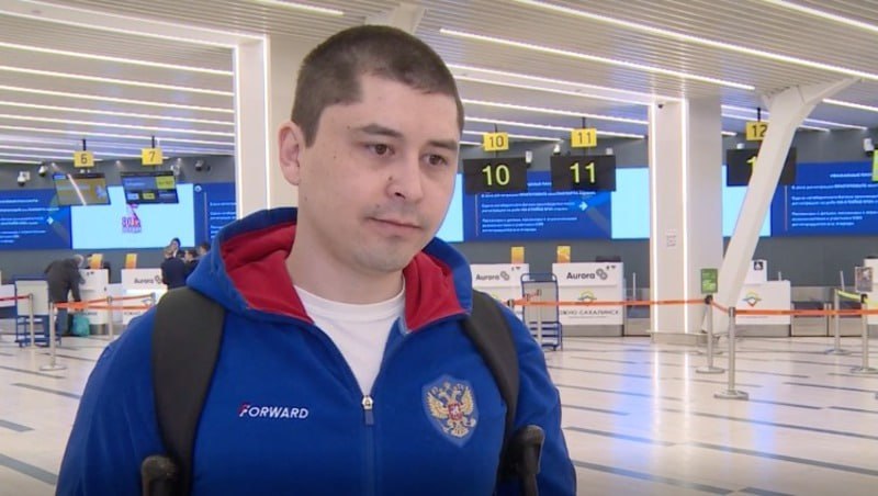 Боец СВО рассказал о своей мотивации пройти переподготовку по программе «Герои Сахалина и Курил» На фронте Рустам Баширов командовал инженерно-саперным взводом. Через три месяца боец получил серьезное ранение — травму колена. После лечения Рустам вернулся на Сахалин. Новую жизнь мужчина решил начать с обучения. Он случайно узнал о кадровой программе «Герои Сахалина и Курил», который запустил губернатор Валерий Лимаренко. Полученные знания Рустам намерен использовать в строительстве дорог и в воспитании молодежи. Также он планирует обучать людей военному делу. ——— : Прислать нам новость: