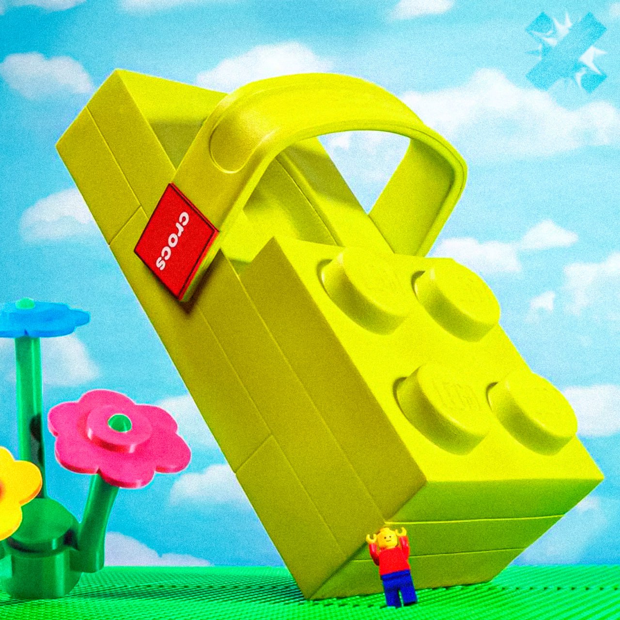 Crocs дропнули сабо в форме кубика LEGO В коллаборации выйдут две расцветки красная и жёлтая Цена пары 150 12 тысяч рублей В комплекте фигурка LEGO человечка в мини кроксах Продажи стартуют 16 февраля но Томи Кэш уже успел выгулять новинку Купили бы такие   они офигенные фигня какая то НМШ