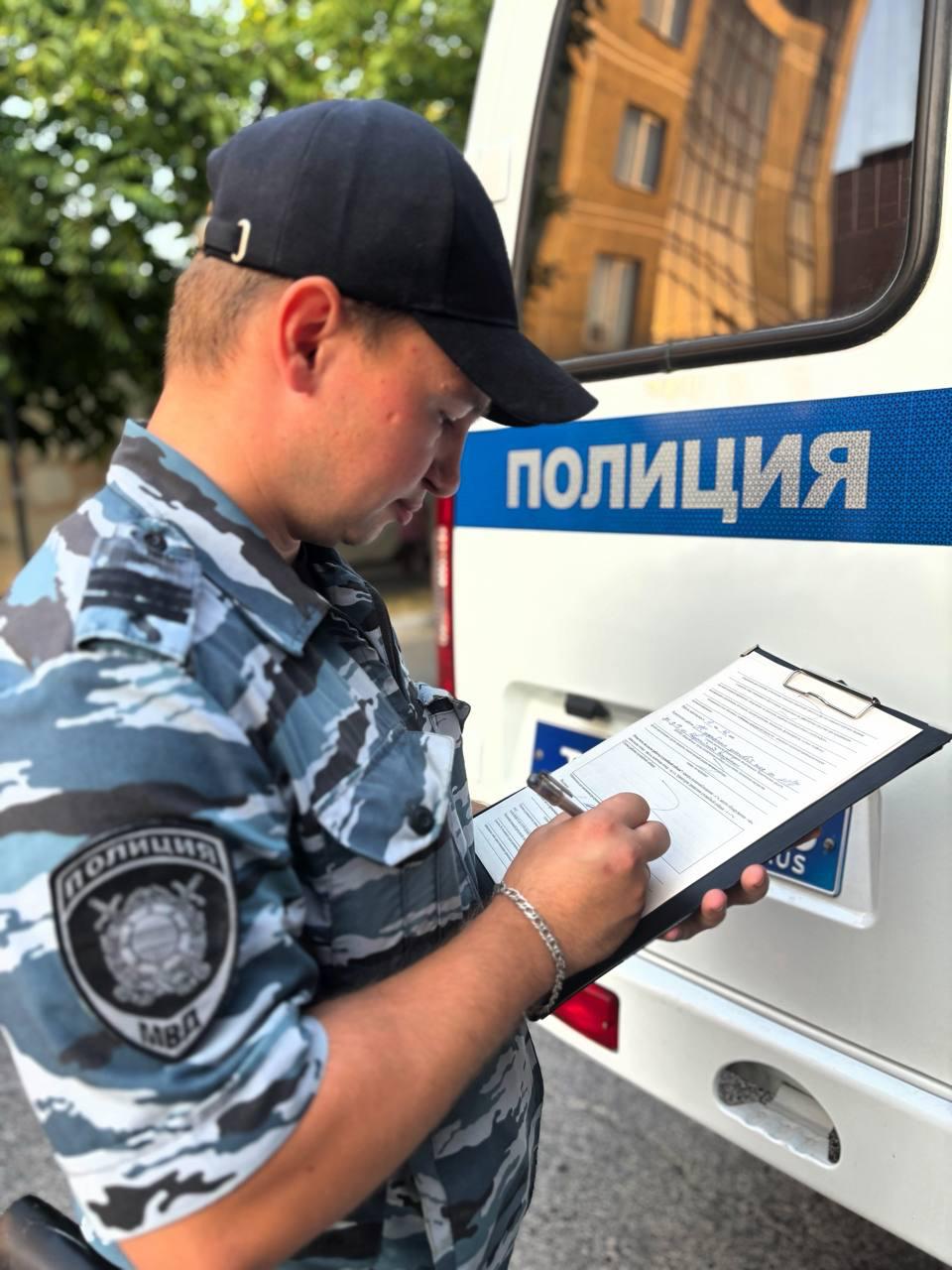 В Новороссийске завершено расследование уголовного дела за разбой и грабеж  35-летний местный житель, напав на продавца круглосуточного магазина, пытался забрать деньги из кассы, после чего похитил у местного жителя смарт-часы стоимостью 8 тысяч рублей.  Следственным подразделением отдела полиции Южного района Управления МВД России по городу Новороссийску завершено расследование уголовного дела, возбужденного в отношении ранее неоднократно судимого 35-летнего местного жителя по признакам преступлений, предусмотренных частью 2 статьи 162 и частью 2 статьи 161 Уголовного кодекса Российской Федерации «Разбой» и «Грабеж».  Следствием установлено, что обвиняемый зашел в один из магазинов города, подняв перед этим на земле стеклянную бутылку, разбитую до основания горлышка. Прислонив данный предмет к шее продавца и угрожая физической расправой, мужчина потребовал выдать ему деньги из кассы.  По данным следствия, в эту же ночь обвиняемый забрался через незапертый балкон на втором этаже в квартиру местного жителя, где со шкафа в прихожей похитил смарт-часы. Сумма ущерба, причиненного потерпевшему, составила 8 тысяч рублей.  В настоящее время уголовное дело, с утвержденным обвинительным заключением, направлено в суд для рассмотрения по существу. Санкции инкриминируемых статей предусматривают максимальное наказание в виде лишения свободы на срок до двенадцати лет. В отношении обвиняемого избрана мера пресечения в виде заключения под стражу.  Пресс-служба Управления МВД РФ по городу-герою Новороссийску
