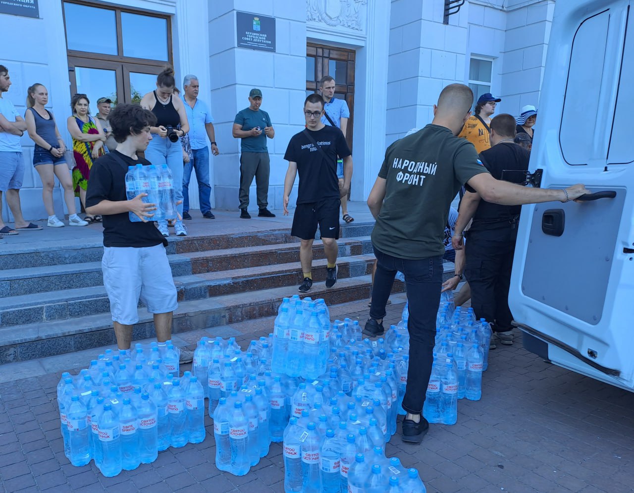 ‼ Около 10 волонтерских групп развозят инвалидам и одиноким пенсионерам Бердянска бутилированную воду   Помощь Бердянску оказали сегодня: Министерство молодежной политики Запорожской области, а также Администрации Мелитополя и Приморска. Городу было передано 8 тонн бутилированной воды.   По распоряжению Главы Бердянска Андрея Ковганко эту воду развозят адресно инвалидам, одиноком пенсионерам преклонного возраста, многодетным семьям.  Город разбит на участки. В развозе воды  задействованы волонтеры молодежных организаций, Министерства молодежной политики, 20 сотрудников учреждений культуры города.   Параллельно на своих участках работают депутаты городского Совета, в частности, и председатель Совета, руководитель фракции партии «Единая Россия» Василий Нечет, которые индивидуально развозят воду ветеранам, инвалидам, одиноким пенсионерам.