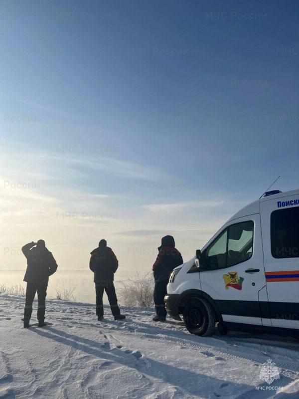 Забайкальские спасатели усиливают контроль безопасности на водоемах в новогодние праздники  Департамент гражданской обороны и пожарной безопасности Забайкальского края сообщает, что в преддверии новогодних праздников  ГУ «Забайкалпожспас» переходит на усиленный режим работы.  Спасатели понимают, что зимние водоемы представляют повышенную опасность, и безопасность отдыхающих – их главный приоритет.   В период новогодних каникул спасатели поисково-спасательной службы ГУ «Забайкалпожспас»,  в сотрудничестве с инспекторами ГИМС, полицией, представителями местной администрации и волонтерами, будут проводить ежедневные профилактические рейды на льду популярных у забайкальцев водоемов.     Более 80 человек будут задействованы в патрулировании в течение всех праздничных дней.  Целью этих мероприятий является предотвращение несчастных случаев на льду и информирование населения о правилах безопасного поведения.    ГУ «Забайкалпожспас»  призывает жителей Забайкальского края быть внимательными и осторожными,  и желает всем безопасных и радостных новогодних праздников.    Подписывайтесь: