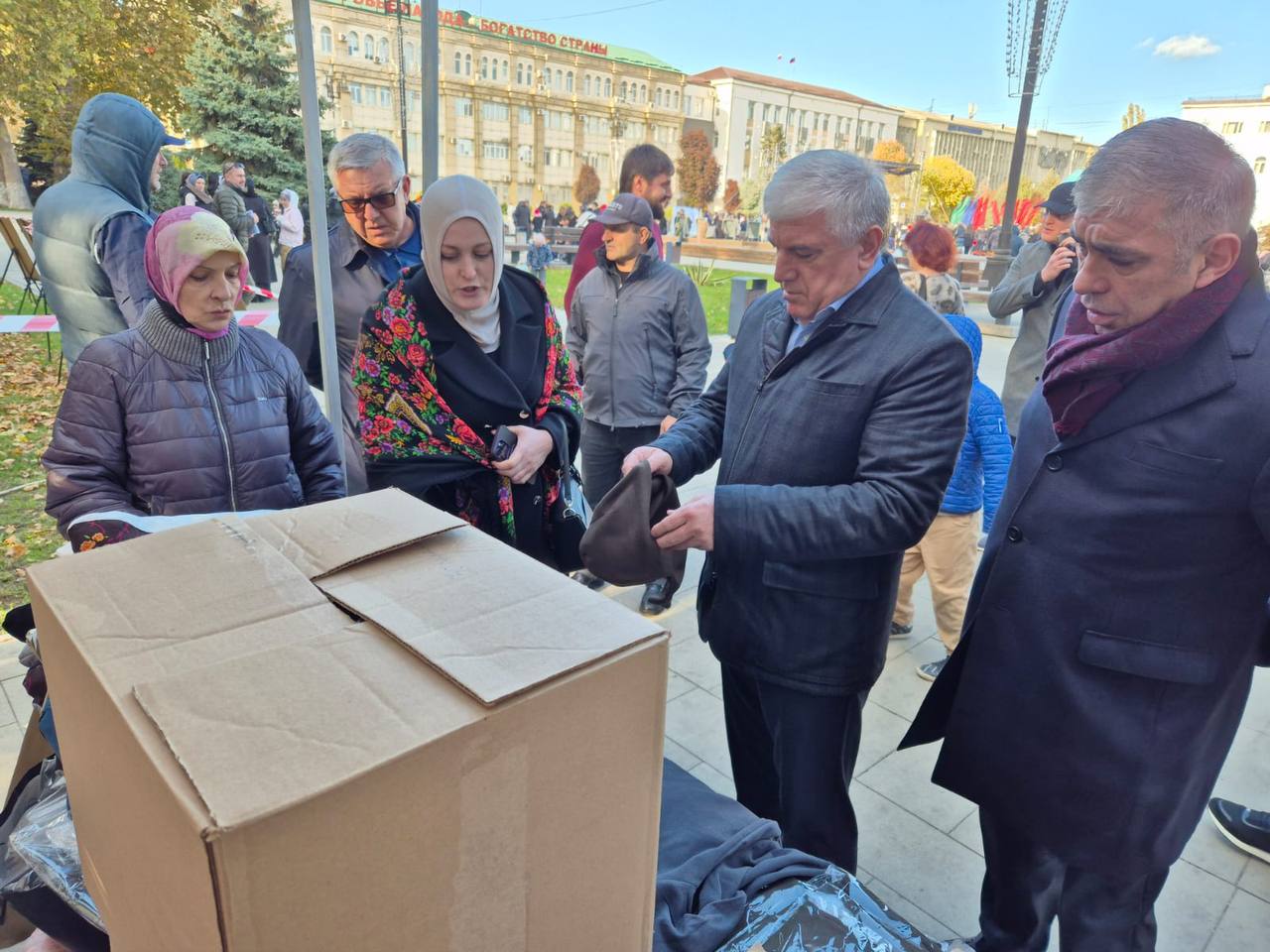 На центральной площади Махачкалы начались праздничные мероприятия, посвященные празднованию Дня народного единства.   В мероприятии принимает участие глава г. Махачкалы Юсуп Умавов.