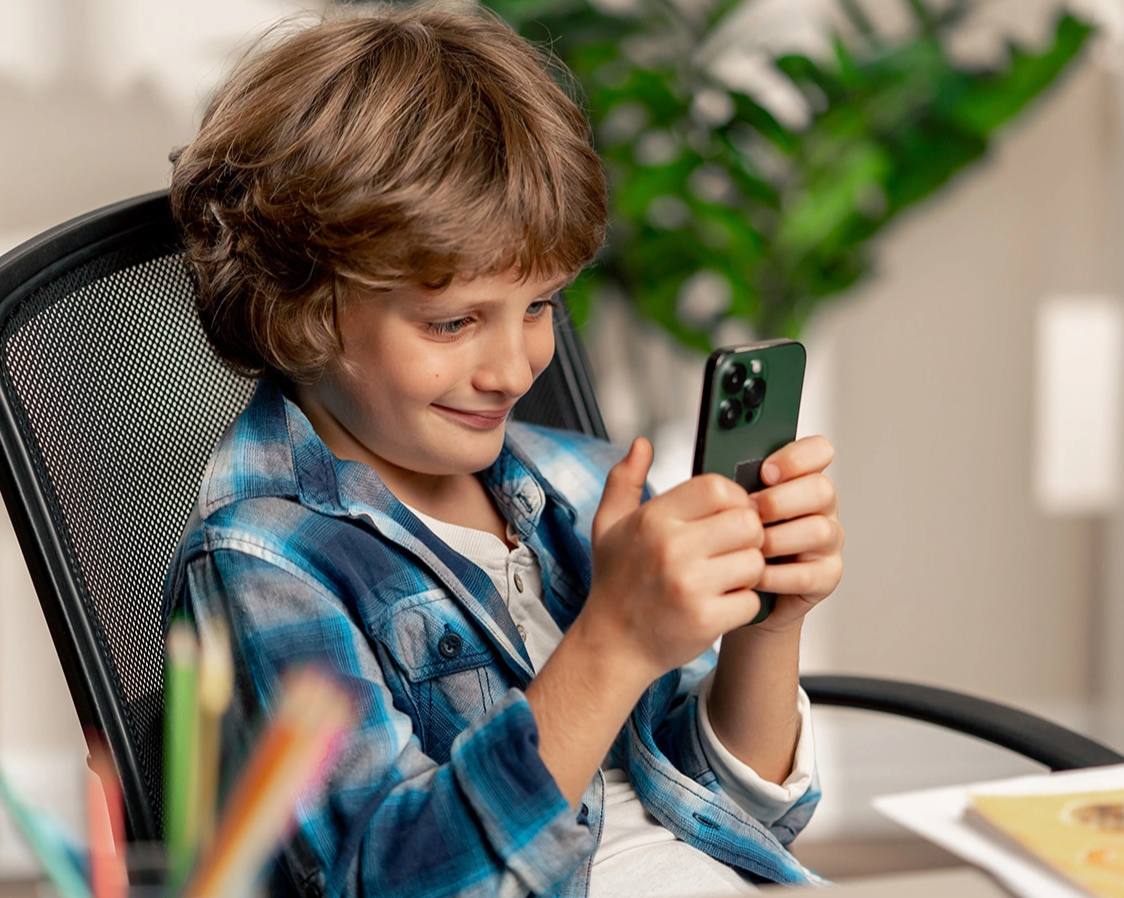 В Уссурийске мошенники выманили у школьника 93 тысячи рублей через игровую валюту В Уссурийске 12 летний подросток стал жертвой аферистов предложивших купить игровую валюту по выгодной цене Мальчик нашёл канал в мессенджере и оплатил монеты через телефон матери воспользовавшись присланным QR кодом После перевода игровые ресурсы не поступили а переписка с продавцом исчезла Позже выяснилось что через QR код злоумышленники получили доступ к банковскому приложению женщины отключили уведомления и списали со счёта 93 тысячи рублей По факту возбуждено уголовное дело по статье о мошенничестве Полиция напоминает родителям о рисках онлайн игр и призывает контролировать доступ детей к банковским картам и смартфонам В ведомстве советуют использовать родительский контроль не привязывать платёжные средства к игровым аккаунтам и обсуждать с детьми правила цифровой безопасности NEWS VL в MAX прислать новость