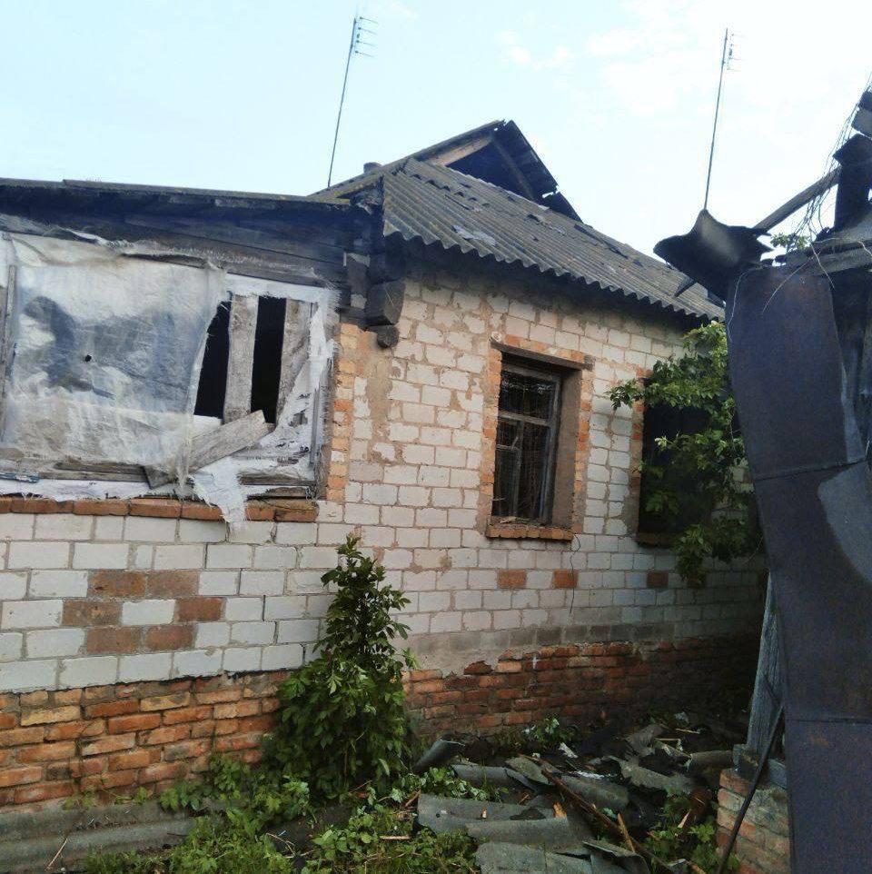 Четверо бойцов подразделения «Орлан» ранены при взрыве дрона в селе Новая Таволжанка Шебекинского округа. У женщины и троих мужчин диагностированы баротравмы. • В селе Муром того же округа в результате удара FPV-дрона повреждено здание сельхозпредприятия. • В посёлке Хотмыжск Грайворонского округа при сбросе взрывного устройства с беспилотника пострадали два частных дома и автомобиль. • В селе Новостроевка-Первая того же муниципалитета от взрыва дрона повреждено здание социального объекта. • В селе Ближнее Белгородского района в результате атаки дрона пострадали частный дом и «Газель». • В селе Бочковка того же района из-за удара дрона начался пожар на территории фермы. На ферме повреждены фасад и крыша, а также осколками посечён легковой автомобиль. • В селе Бессоновка того же муниципалитета в результате взрыва дрона пострадали три автомобиля. • В селе Тишанка Волоконовского района при сбросе с беспилотника взрывного устройства пострадали дом и надворная постройка. • В хуторе Екатериновка в результате взрыва дрона осколками посечён забор частного дома. Подписаться на «Пепел»