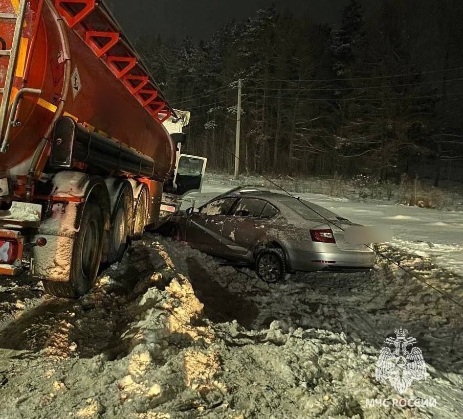 Водитель  «Шкода Рапид» пострадал в ДТП с грузовиком.  ДТП произошло 13 декабря около восьми часов вечера на дороге Ижевск - Аэропорт возле деревни Старое Мартьяново. Столкнулись легковой автомобиль «Шкода Рапид» и грузовик-цистерна.  Водитель легкового автомобиля оказался зажат. Его пришлось деблокировать пожарным МЧС России. После этого мужчину передали бригаде скорой помощи.  Причину и обстоятельства ДТП устанавливают сотрудники Госавтоинспекции Удмуртии.     -info