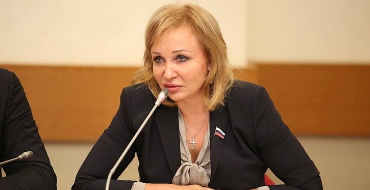 прекрасное Вице президента ассоциации Оборонстрой Ирину Ясакову арестовали по подозрению в мошенничестве на сумму 786 млн рублей По данным СМИ уголовное дело против нее может быть связано с банкротством организации в 2021 году Тогда были выявлены финансовые нарушения и открыто уголовное производство В рамках расследования под арест попало имущество Ясаковой включая ее трехэтажный дом в Москве который она пыталась продать за 120 млн рублей