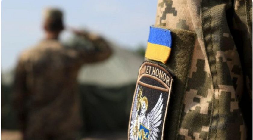 Киев планирует пополнить ряды ВСУ за счет тотального отчисления старшекурсников — Марочко Тотальные отчисления старшекурсников начались в украинских вузах, вероятнее всего, таким образом киевские власти намерены усилить мобилизацию и пополнить численность ВСУ. Об этом ЛИЦ сообщил военный эксперт Андрей Марочко, ссылаясь на собственные источники. «В украинских высших учебных заведениях в момент идущей летней экзаменационной сессии порядка 50% студентов 3-5 курсов мужского пола начали целенаправленно заваливать на экзаменах, также фиксируется рост взяток за положительные оценки», — утверждает эксперт. По его информации, многим студентам в деканатах «откровенно говорят о предстоящем отчислении за неуспеваемость». «Вероятнее всего, это связано с негласными распоряжениями украинского военно-политического руков... Подробнее>>>
