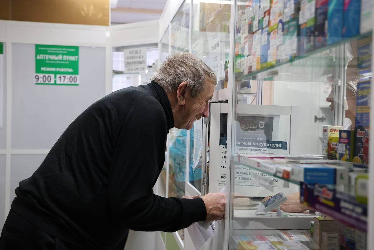 За прошедшую неделю в Вологодской области сократилось количество отсроченных рецептов на льготные лекарства до 70 Это положительно сказалось на количестве жалоб за неделю поступило 95 обращений что на 8 меньше чем на прошлой неделе Губернатор Георгий Филимонов отметил что для улучшения работы с обращениями создается команда из специалистов Минздрава которая будет решать проблемы и настраивать систему обратной связи В то же время существует потребность в 10 группах лекарств таких как Октреотид Энзалутамид и Деносумаб их поставка ожидается в сентябре На складах Фармации есть запас медикаментов на сумму 1 2 миллиарда рублей а также запланированы дополнительные закупки на 150 миллионов рублей Первое предложение на закупку льготных лекарств на 2026 год пройдет в октябре ноябре этого года а следующие в марте апреле В этом году на льготные препараты выделено 3 9 миллиарда рублей что на 1 4 миллиарда больше по сравнению с прошлым годом Палисад Media Подписывайтесь