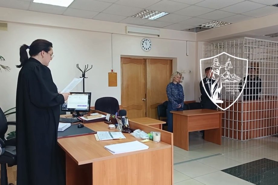 Петропавловск-Камчатский городской суд вынес приговор 29-летнему мужчине за хулиганство с применением предмета, похожего на оружие. Инцидент произошел у ночного клуба «БАМ» в марте этого года, передает портал «Камчатка сегодня». Суд установил, что пьяный неадекват, незаконно находящийся на территории РФ, агрессивно вел себя в общественном месте, конфликтуя со своей сожительницей. Когда та отказалась с ним ехать, он достал пневматический пистолет, внешне неотличимый от боевого, и начал угрожать сделавшим замечание людям. Суд квалифицировал его действия как грубое нарушение общественного порядка ч. 2 ст. 213 УК РФ и назначил наказание в виде 2 лет 6 месяцев колонии общего режима. Приговор еще может быть обжалован. Источник: Информационное агентство Камчатка