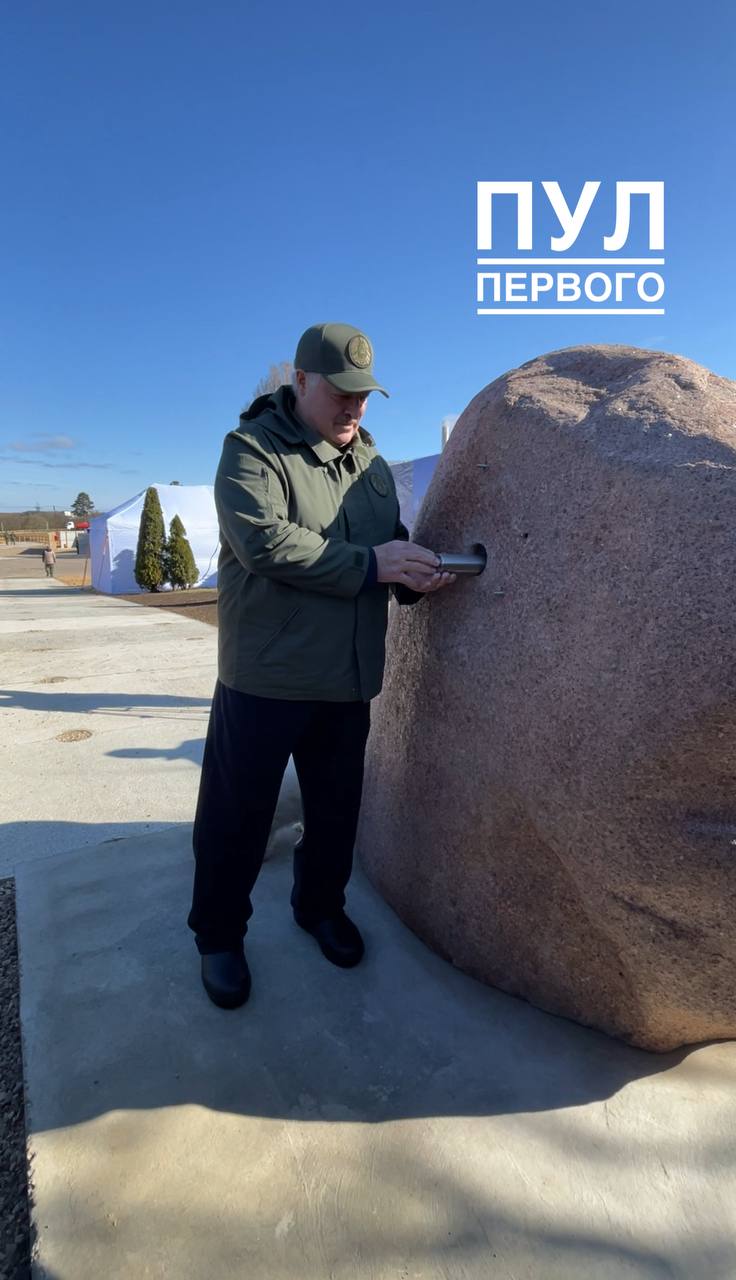 Лукашенко заложил капсулу на месте строительства Национального исторического музея «Дарагія нашчадкі! Пачынаючы ўзвядзенне новага будынка Нацыянальнага гістарычнага музея Беларусі ў год 80-годдзя Вялікай Перамогі, мы завяшчаем вам свята захоўваць памяць аб нашых вытоках, пройдзеным шляху да дзяржаўнасці і вялікай цане свабоды. Мы ўпэўнены, музей будзе сапраўднай скарбніцай бязмежнага багацця беларускай зямлі», – говорится в послании. Сегодня Президент в парке Народного единства вместе с бригадами студенческой молодежи высадит аллею из 80 деревьев, символизирующих 80 лет, прошедших с Победы в Великой Отечественной войне. Обсуждение Прислать новость