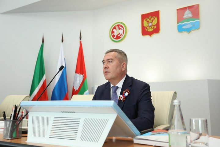 Суд Татарстана назвал законным решение о раскулачивании экс мэра Бугульмы На заседании присутствовал брат главного ответчика Только что Верховный суд Татарстана утвердил решение по резонансному спору прокурора РТ Альберта Суяргулова с семьей бывшего главы Бугульминского района Линара Закирова Решение о раскулачивании отставного чиновника и его близким по активам в Казани Москве и Сочи признано законным сообщает с места журналист Реального времени Из представителей семьи на заседании присутствовал лишь Роберт Закиров зампред КЗИО исполкома Казани и родной брат главного ответчика Подпишитесь на Реальное время в МАХ Telegram Дзен