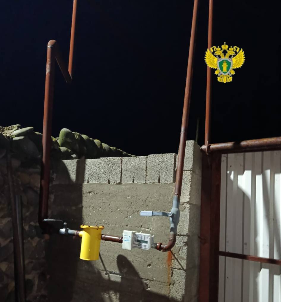Прокуратурой Дагестана организована проверка в связи с возгоранием газа в кафе в Кизилюртовском районе По предварительным данным 1 октября 2025 года в одном из заведений общественного питания в с Стальское Кизилюртовского района произошло возгорание газовоздушной смеси Есть пострадавшие В ходе надзорных мероприятий будут установлены причины и обстоятельства произошедшего а также дана оценка соблюдению требований законодательства при эксплуатации газового оборудования По итогам проверки будет рассмотрен вопрос о внесении актов прокурорского реагирования Поставлены на контроль ход и результаты процессуальной проверки по данному факту