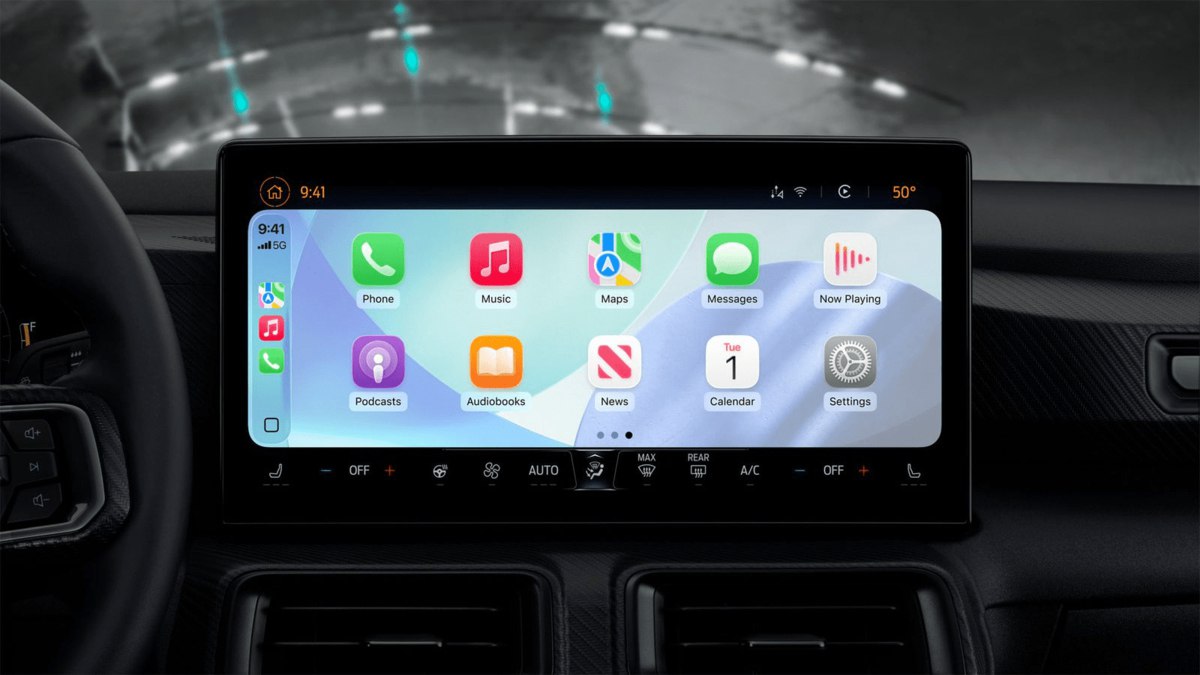 Apple добавит в CarPlay поддержку голосовых чат ботов на базе ИИ Функцию уже тестируют в бета версии iOS 26 4 которая должна выйти весной 2026 года Пользователи смогут использовать в машине голосовые режимы ChatGPT Gemini и других сервисов При этом приложения не смогут управлять функциями автомобиля vc ru apple 2746051