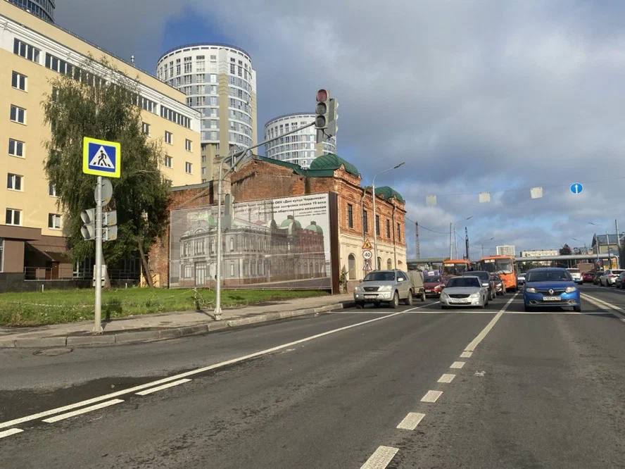 Временную дорогу построят в объезд стройплощадки метро на площади Сенной в Нижнем Новгороде.   Дорога будет длиной около 2069 метров, она будет временной и пройдет между Казанской набережной и улицей Родионова. Подрядчику предстоит обустроить ливнёвки, перенести остановки и вдоль объездной дороги проложить тротуар.   Стоимость работ оценивается в 76,2 миллионов рублей. Работы должны начаться в мае, закончиться в сентябре.    Гипер НН   Подписаться   Прислать новость