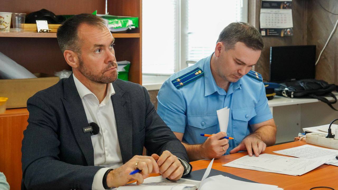 Объект, который находится на контроле Правительства области, Администрации города и Прокуратуры, - несанкционированная свалка на улице Мудрова в Вологде. Сейчас ведется ее рекультивация. Предыдущий недобросовестный подрядчик не завершил работы в срок, поэтому с июня этого года к работам на объекте приступила компания «СТРОЙИНВЕСТ». По проекту на территории свалки появится террикон площадью 15,5 гектара. Сейчас ведется: устройство верхнего изоляционного экрана, который состоит из мембраны, суглинка, песка и плодородного грунта; устройство инженерных систем сбора фильтрата; прокладка водопровода и ливневой канализации; укладка фундамента под резервуар для сбора поверхностных стоков; посев травы. После завершения этих работ начнётся установка ограждений, монтаж видеонаблюдения, освещения. Будем регулярно выезжать на объект и контролировать процесс рекультивации. К 1 сентября работы должны быть выполнены.