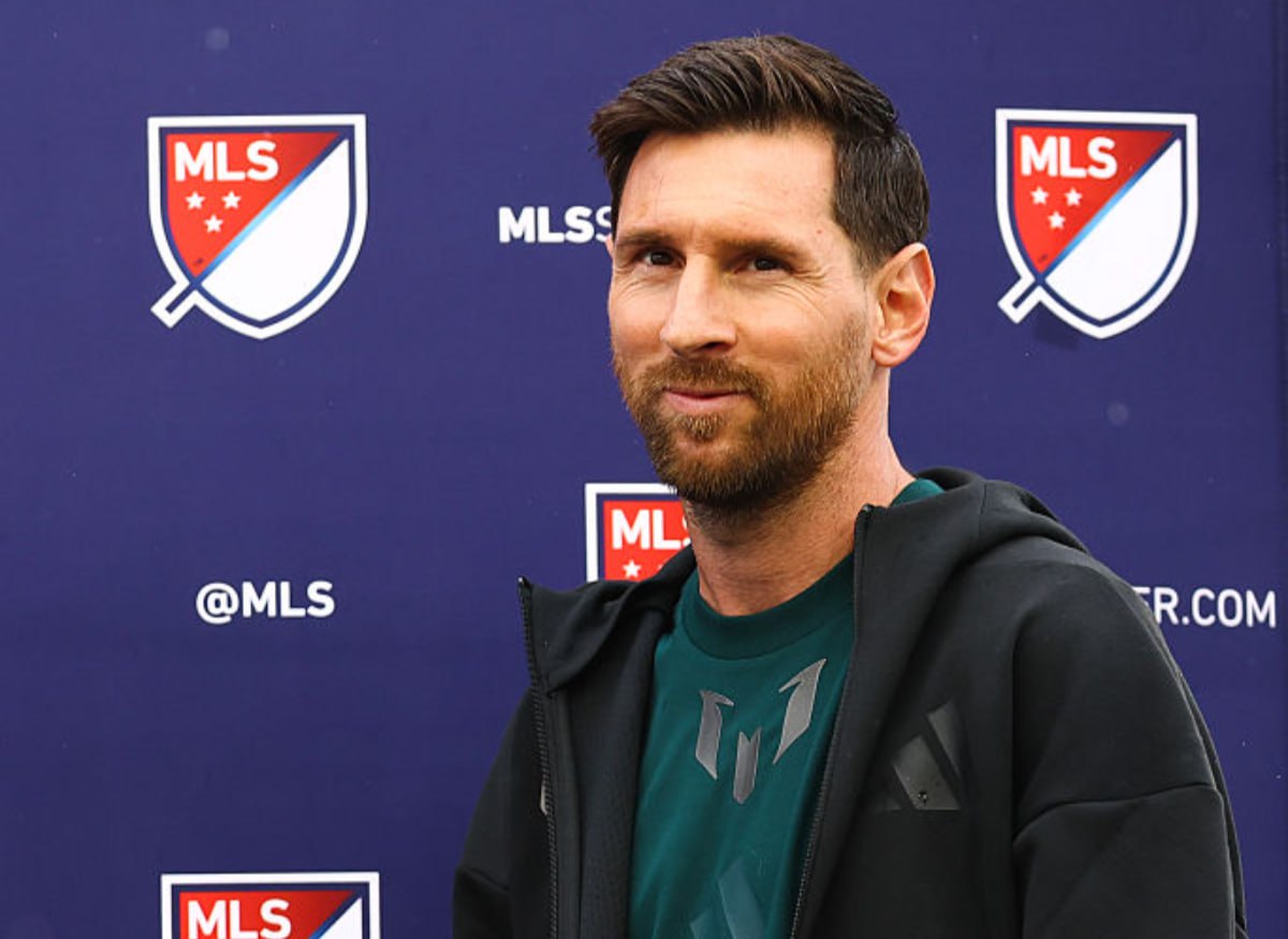 Месси откроет 20 метровый памятник самому себе в Индии Восьмикратный обладатель Золотого мяча Лионель Месси 13 декабря посетит индийскую Калькутту где примет участие в открытии памятника в свою честь высотой 70 футов 21 3 м пишет Би би си Монумент изготовили за 27 дней Также в Калькутте будет фан зона со статуей сидящего на троне Месси и репликами его трофеев а также копия дома аргентинца в Майами Месси в рамках тура величайшего игрока всех времен GOAT также посетит Хайдарабад Мумбаи и Дели Его будут сопровождать одноклубники по Интер Майами Луис Суарес и Родриго де Пауль с которыми он ранее стал чемпионом MLS Getty Images Подписаться на РБК Спорт